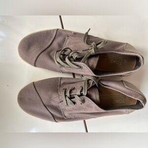 🎅🏼 Brand new TOMS men’s sneakers size 9